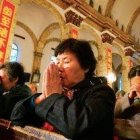En las iglesias controladas en China por el Partido, se permite el culto, pero no la difusión de folletos o postales cristianas.