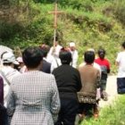 Devotos del lugar en una peregrinación tranquila al santuario