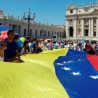 Imagen de archivo de unos peregrinos venezolanos de celebración en el Vaticano