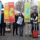 Manifestantes en la Marcha por la Vida de París de enero con emblemas de la red europea One of Us