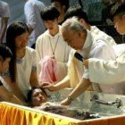 Cada año unos 3.000 adultos se bautizan en Hong Kong... suelen ser jóvenes que luego forman sus familias cristianas con hijos