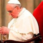 El Papa Francisco rezando el Rosario