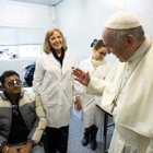 El Papa Francisco en el puesto de salud instalado en el Vatincano