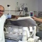 Erwin Bazán, y el padre Jordá con la pequeñísima Victoria, que ha sobrevivido a una injusta e inmoral expulsión provocada