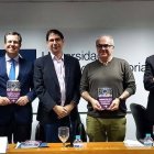 De izquierda a derecha, el editor Enrique Chuvieco, Álex Rosal, director de ReL, Isidro Catela, el autor del libro, Luis Javier Moxó, y el sacedote Josetxo Vera.