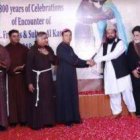 Franciscanos y obispos de Pakistán con autoridades islámicas del país, en el primer acto de varios que celebran este VIII centenario