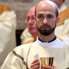 Francesco es natural de Asís, al igual que el santo por el que lleva su nombre. Tras convetirse en Tierra Santa será sacerdote en EEUU