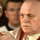 Zbigniew Kiernikowski, obispo de Legnica (Polonia), muestra el relicario con la forma del milagro.