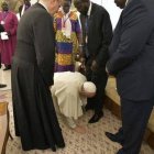 El Papa Francisco se ha arrodillado el 11 de abril ante los políticos de Sudán del Sur en un gesto para implorar que no dejen que el país vuelva a la guerra civil