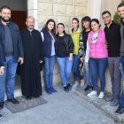 Estos jóvenes cristianos colaboran de manera voluntaria para ayudar a las familias cristianas a volver a sus casas / ACN
