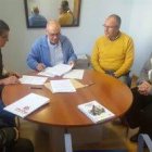 Firma del convenio entre Cáritas Jaén y los maristas de la Provincia Mediterránea para abrir un albergue para que puedan pecnotar hasta 50 personas sin techo
