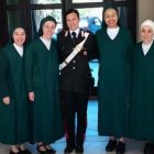 Ilenia, todavía con su uniforme policial con algunas de las que ahora son sus hermanas religiosas