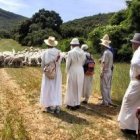 Los hermanos camaldulenses, con hábitos blancos, viven en gran austeridad y cercanía a la naturaleza