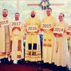 Los siete sacerdotes ordenados de la parroquia con el año en el que recibieron el sacramento