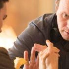 Dome Karukoski, director del biopic Tolkien, orienta a los protagonistas en una romántica escena de la película