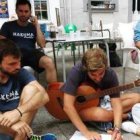 La música, la adoración y la amistad entre jóvenes son tres pilares importantes de los grupos Hakuna