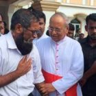 El cardenal Ranjith con afectados por los atentados yihadistas del Domingo de Pascua, que causaron más de 250 muertes y más de 500 heridos