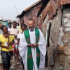 El padre Carraro hace misión en un lugar al que nadie entra si no es para drogarse