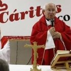 El Cardenal Cañizares en un acto de Cáritas - la estructura caritativa de la Iglesia es quien acoge a las familias y jóvenes del Aquarius