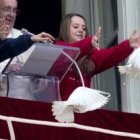 Imagen habitual del Papa el 1 de enero y en otros días, cuando libera palomas, signo bíblico de la paz