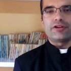 Antonio María Domenech es un cura youtuber con sotana que habla de sus experiencias por los pueblos de Cuenca... y las almas que encuentra, también en Internet