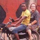 Con su moto, el joven Alfredo ha ayudado mucho a las misioneras de Kinshasa, una ciudad inmanejable e insegura