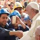 El Papa Francisco en un encuentro con mineros y obreros... convoca para 2020 un encuentro para una economía más ética y humana