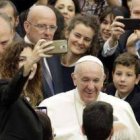 El Papa Francisco con los jóvenes del Liceo Visconti.. les exhortó a no dejarse esclavizar por el móvil, el dinero y la mediocridad