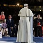 Damien, Mary y sus diez hijos escuchan al Papa Francisco durante su visita a Irlanda