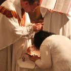 Cada año decenas de personas provenientes del islam se bautizan durante la Vigilia Pascual en Francia / Foto referencial