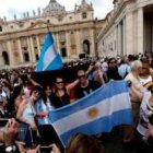 Peregrinos argentinos en la Plaza de San Pedro del Vaticano