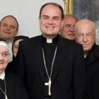 Irene Zanfino, la primera por la derecha, que se salvó milagrosamente en 1967, con todo el equipo de la investigación canónica de la diócesis de Bolzano, en Italia