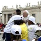 El Papa, antes de finalizar sus catequesis sobre el Padrenuestro, invitó a subir al Papamóvil a chicos llegados de Libia a través de un corredor humanitario