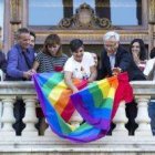 Ximo Puig, presidente socialista de la Comunidad Valenciana, con la bandera de la ideología del lobby gay