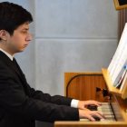 Óscar toca el órgano en el Seminario Internacional de Bidasoa de Pamplona, lugar en el que se forma gracias a una beca de CARF