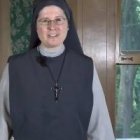 Jenica, hoy la hermana Mary Gianna, cuenta su testimonio en la sala de la casa El Arca y la Paloma donde nació la Renovación Carismática en 1967