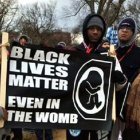 «Las vidas negras importan. También en el vientre materno», reza la pancarta, exhibida en la Marcha por la Vida de Washington de 2015.