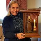 Paloma Zavala, con uno de los modelos de capillas peregrinas del Padre Pío que se están difundiendo por todo el mundo.