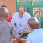 El padre Antonio jugando con un grupo de niños en la misión