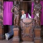 La confesión sacramental no se puede revelar nunca, pero en el secreto profesional -fuera de la confesión- sí se pueden revelar datos si hay peligro físico o mental grave para alguien