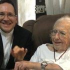 Ernesto Cardenal, de 94 años, con el Nuncio papal en Nicaragua, monseñor Sommertag