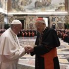 El Papa saluda al cardenal decano antes de pronunciar su discurso a la Curia en el marco de las felicitaciones navideñas / Vatican Media