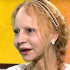 Véronique Lévy, de origen judío, fue bautizada en 2012 en la catedral de Notre Dame de París, con la asistencia de su hermano, Bernard-Henri Lévy.