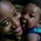 Jane juega con su bebé... aunque las circunstancias son duras aún, la vida vale la pena y está llena de esperanzas y gozos