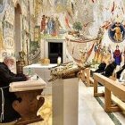 El padre Cantalamessa ante el Papa, en una de las predicaciones de Adviento de este año.