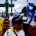Cuando aún se permitían algunas manifestaciones contra el régimen, los símbolos religiosos eran abundantes - todos oran por la paz en Nicaragua