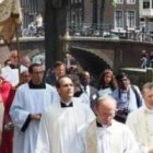 Una procesión católica de Corpus Christi entre los canales y puentes de Amsterdam, población muy descristianizada