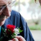 Gene Wolfe con su hija Teri... Wolfe se hizo católico en su juventud, leyó y reflexionó y escribe sobre mundos oscuros y personajes que intentan mejorar