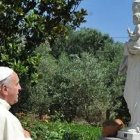 El Papa reza ante una imagen de San José   sujetando al niño Jesús