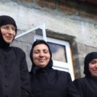 Cinco de las siete monjas que tiene la Iglesia Apostólica Armenia... algunas son viudas con hijos